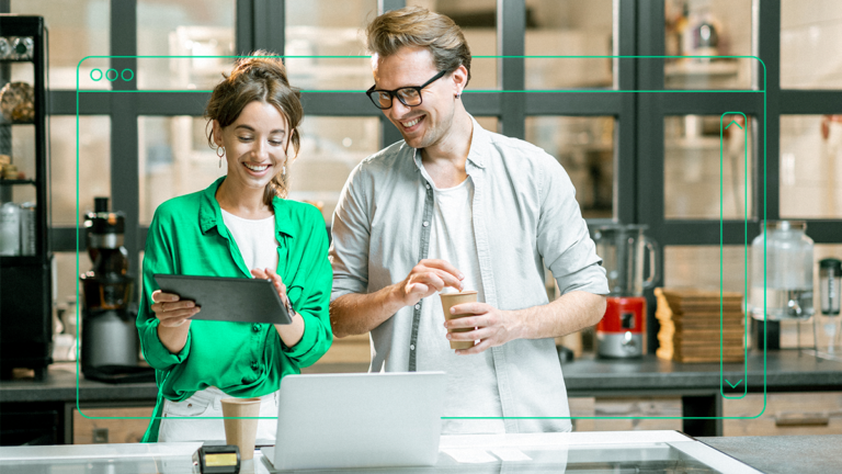 homem e mulher visualizam seu erp via saas no tablet