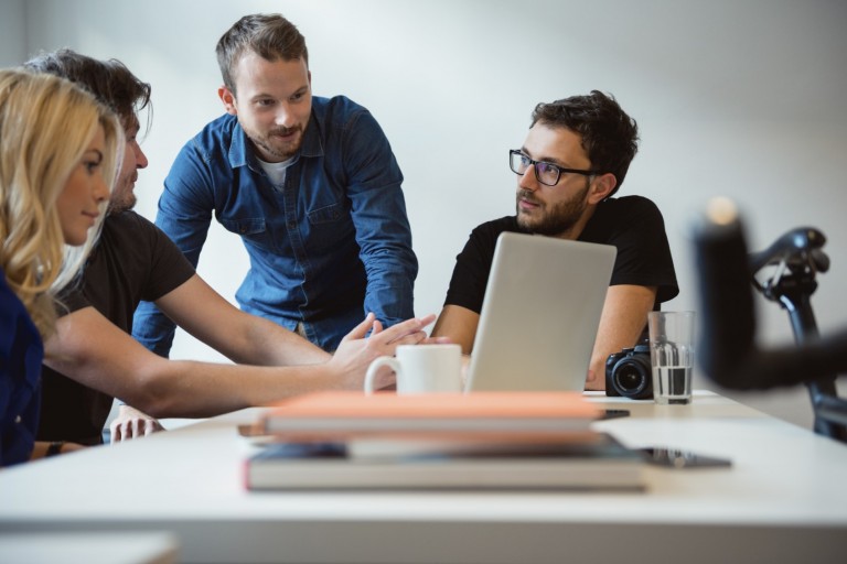 Empreendedor conversando com diversas pessoas, representando o suporte e ajuda recebidos