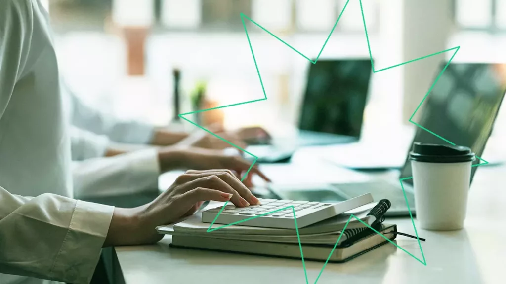 mulher emitindo nota fiscal de servico com erp Bling