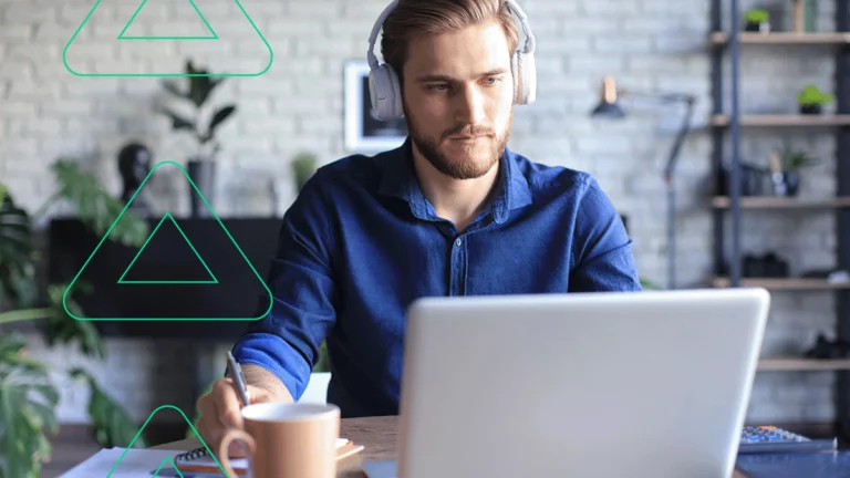 Empreendedor assistindo o Fórum E-Commerce Brasil 2016 em seu laptop e fazendo anotações na sua agenda