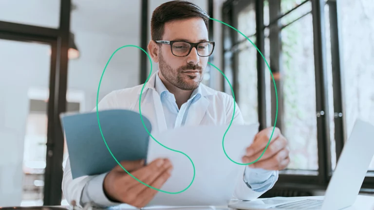 Empreendedor lendo um documento de várias páginas, tentando entender quais impostos ele paga no e-commerce