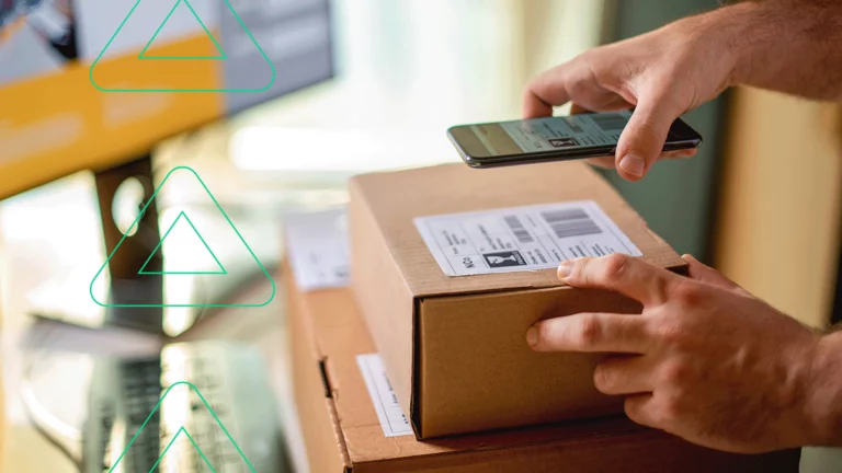 Pessoa escaneando código de barras em caixas de encomendas dos Correios