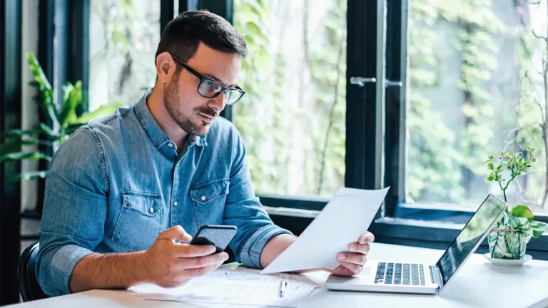 Empreendedor analisando documentos preocupado com a descontinuação do emissor da SEFAZ