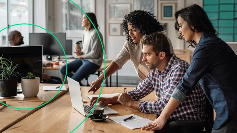 Grupo de pessoas avaliando emissores de nota fiscal no computador para escolher o melhor