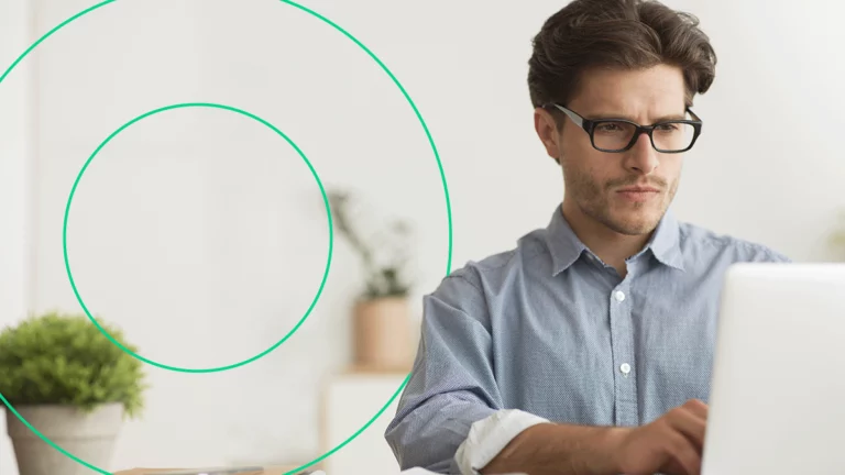 Empreendedor olhando preocupado para a tela do computador, devido ao fim do emissor gratuito da SEFAZ