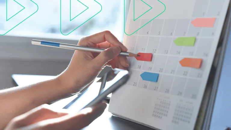 Foto de um calendário com algumas notas adesivas destacando datas importantes