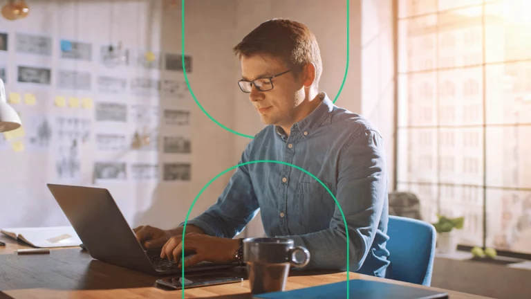Microempreendedor em seu escritório utilizando seu computador