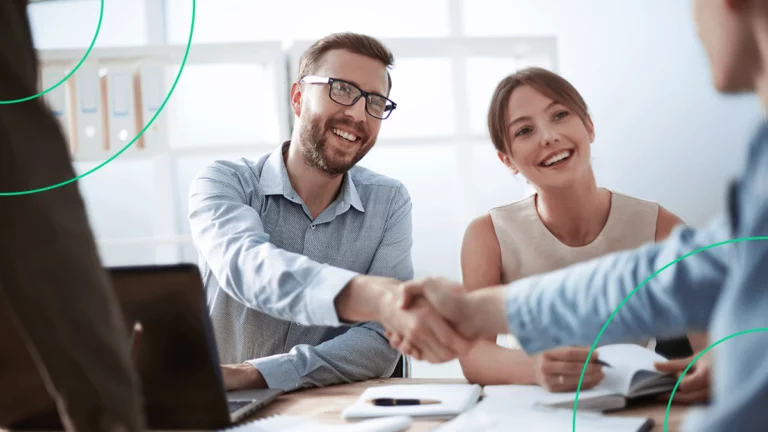 Aperto de mãos entre empresários e seu cliente, fechando um negócio após um bom atendimento