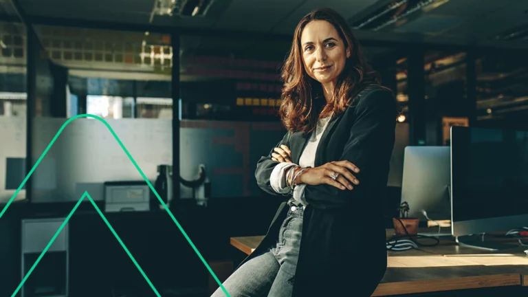 Mulher empreendedora posando sorridente para a foto em um escritório de empresa