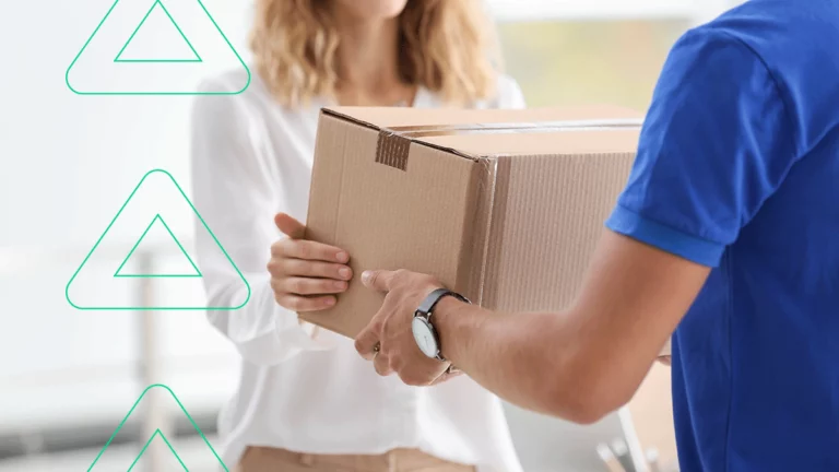 Entregador dos Correios entregando encomenda e-sedex para cliente