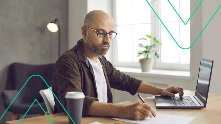 Empreendedor concentrado conferindo documentos, analisando os prazos para os boletos registrados em 2018