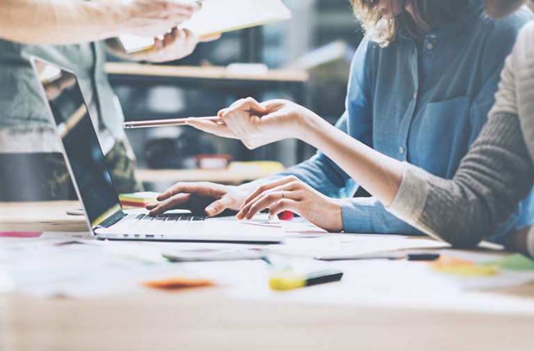 Empreendedor sendo ensinado sobre marketing digital por uma consultora da área