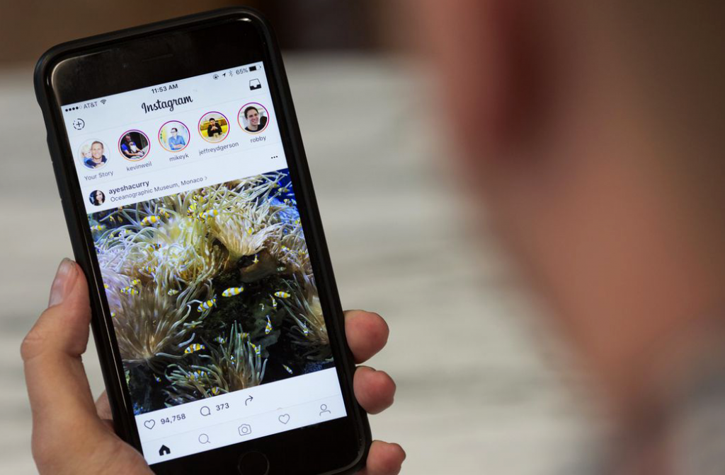 Empreendedor com o celular na mão, e o aplicativo do Instagram aberto no aparelho
