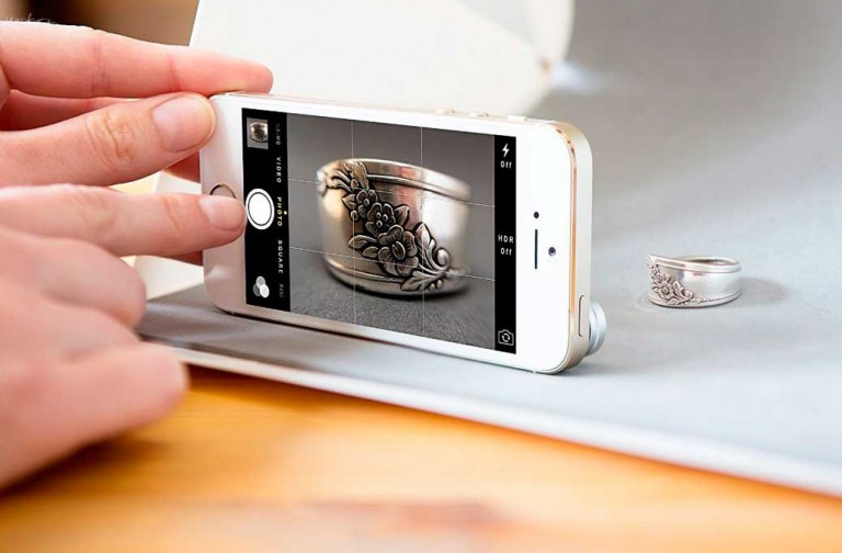 Empreendedor usando as dicas para tirar foto do seu produto com um telefone celular