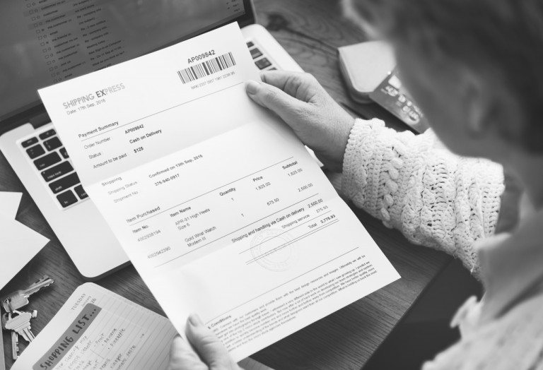 Empreendedora analisando documento da nova NF-e 4.0