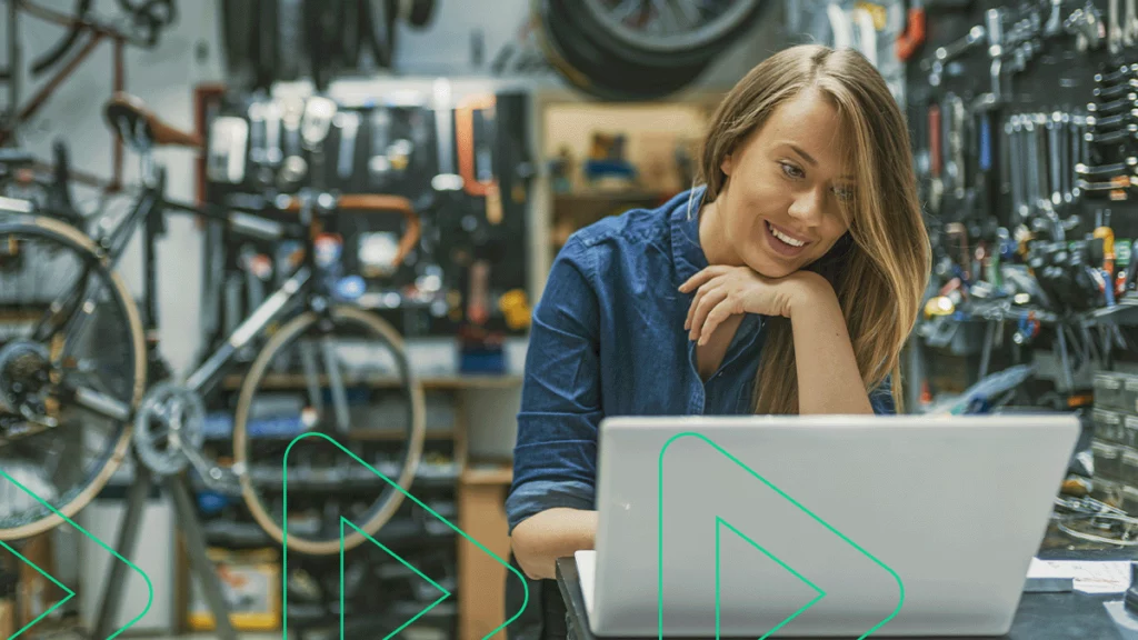 Micro empreendedora em seu local de trabalho utilizando um notebook para conferir os impostos do seu negócio