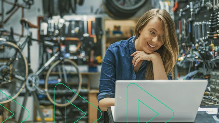 Micro empreendedora em seu local de trabalho utilizando um notebook para conferir os impostos do seu negócio