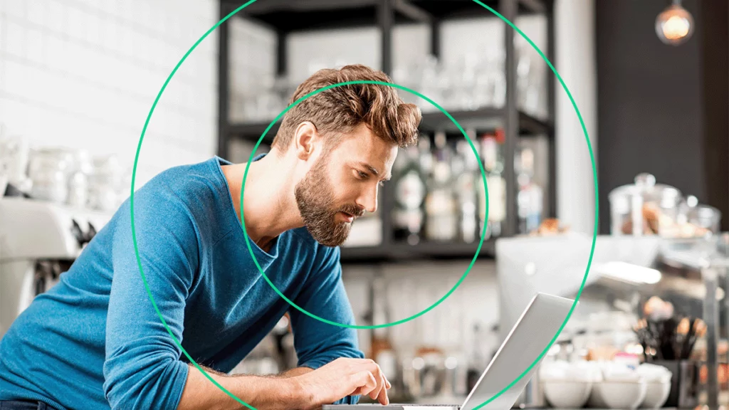 Homem estudando atentamente em seu computador sobre como criar um negócio digital
