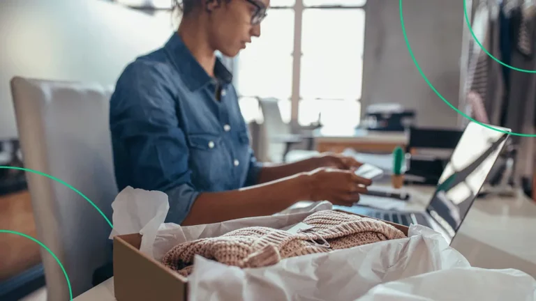Empreendedora conferindo as informações da Pluga em seu notebook