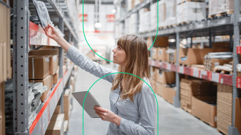 Empreendedora separando as encomendas em seu depósito, para enviar através da API de fretes do Carrefour com o Bling