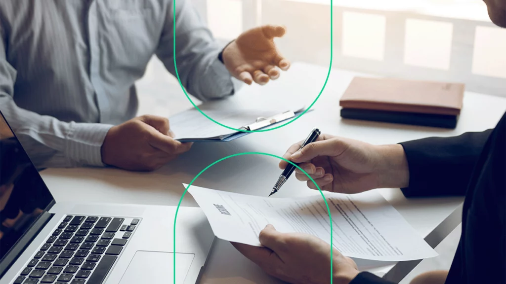 Pessoas conversando com documentos na mão, preparando o Registro Sanitário da empresa