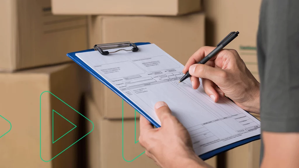 Empreendedora separando mercadorias no depósito para enviar para o cliente via Correios