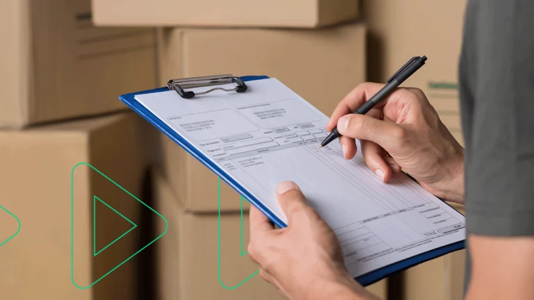 Empreendedora separando mercadorias no depósito para enviar para o cliente via Correios