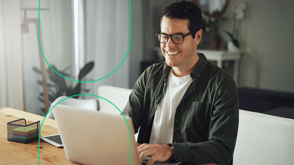 Empreendedor sorrindo enquanto assiste o webinar da Bling com a Olist no seu notebook