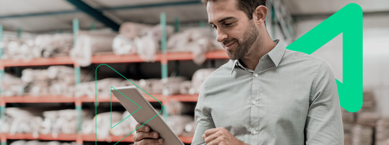 No depósito da sua loja, empreendedor confere em seu tablet o que é Fulfillment