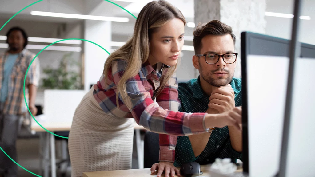 Pessoas em um escritório, conferindo na tela do computador as novidades sobre a expansão da Amazon: novas categorias e novo CD