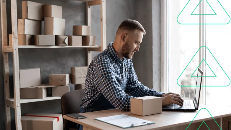 Empreendedor preparando as entregas do seu e-commerce, feliz com a integração Galax Commerce