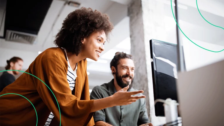 Pessoas em um escritório sorrindo e conversando sobre marketing sazonal