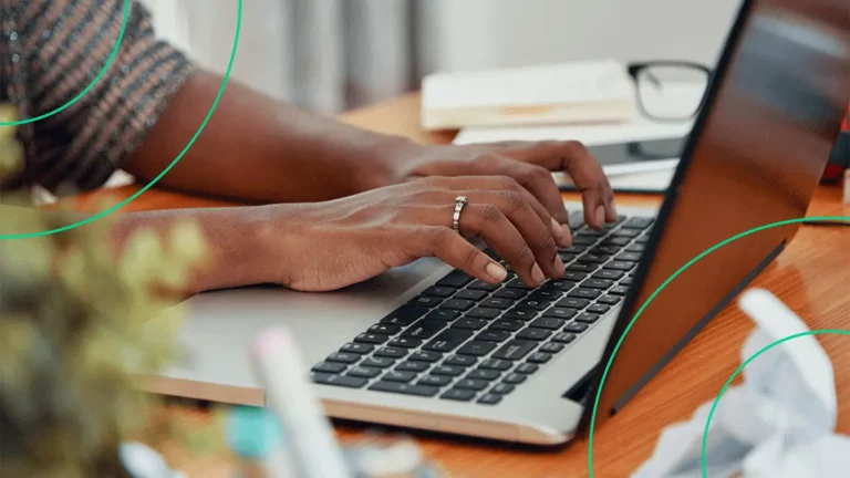 Pessoa fazendo pesquisa online no seu computador