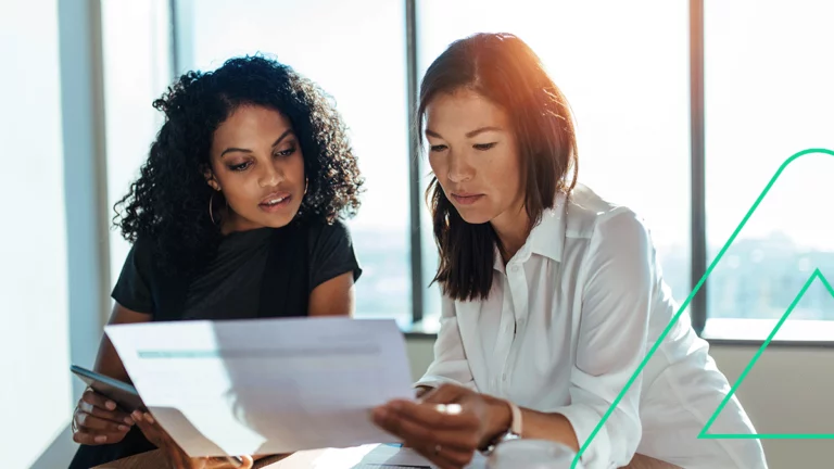 Empreendedoras conferindo documentos sobre o Fulfillment by Amazon, que agora está integrado ao Bling