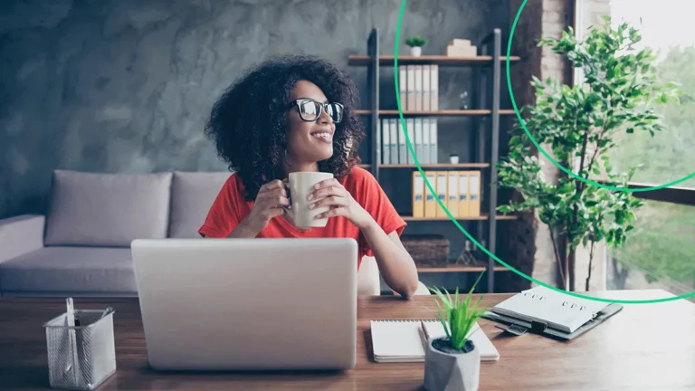 Mulher em seu local de trabalho sorrindo ao receber notícia sobre folga no Carnaval