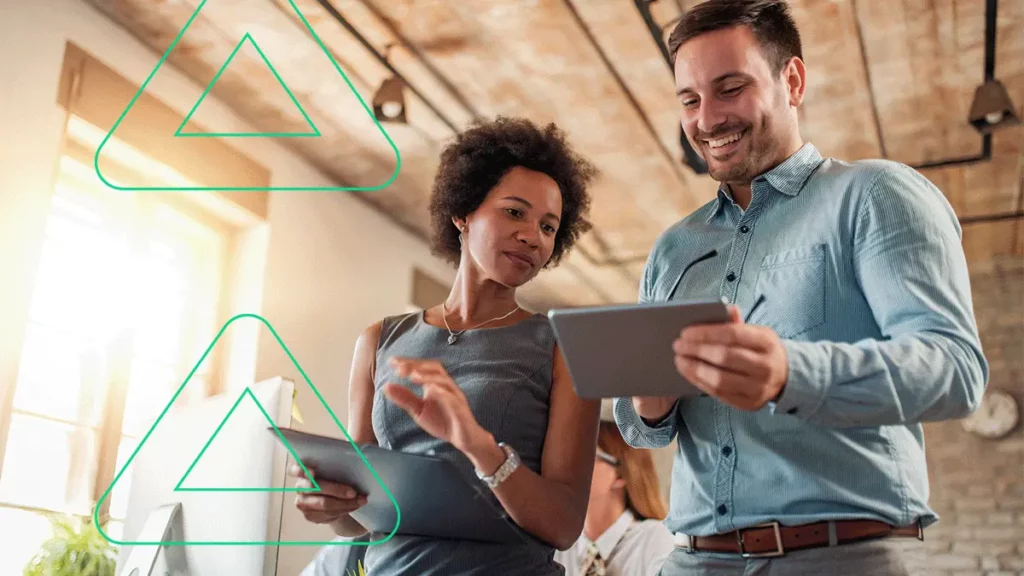 Empreendedor mostrando para uma colega, em seu tablet,