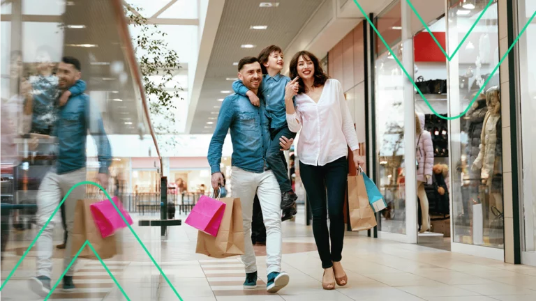 Família andando no shopping center cheios de sacolas com as compras da Black Friday 2019