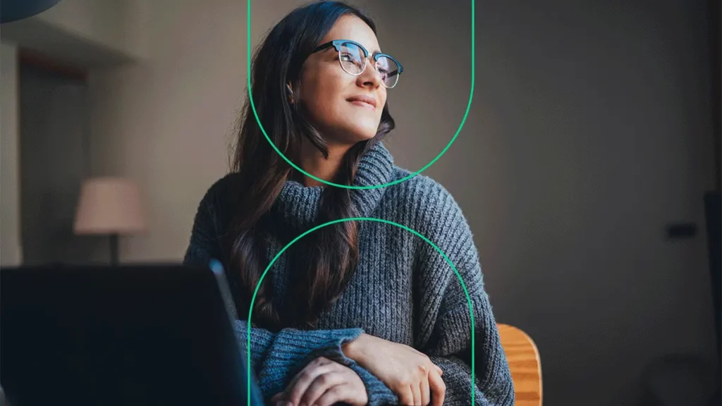 Mulher sorridente conferindo o resultado do 1º censo nacional do e-commerce em seu notebook