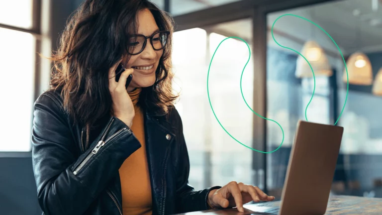 Empreendedora sorrindo ao descobrir que a B2W Marketplace oferece desconto aos clientes Bling