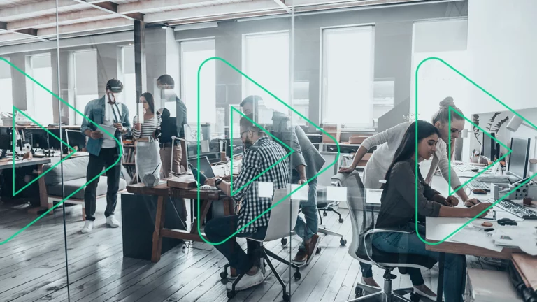 Foto panorâmica de um escritório, onde diversas pessoas trabalham e conversam em suas estações, se preparando para a Black Friday