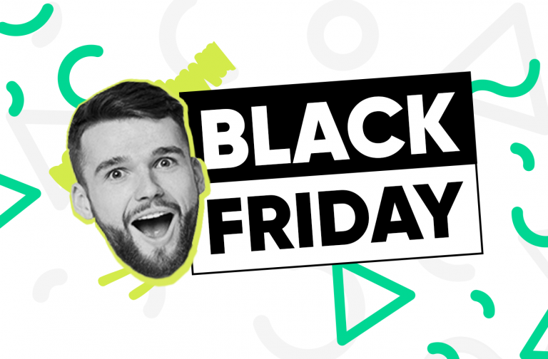 Homem com expressão positiva e feliz ao lado do escrito "Black Friday"