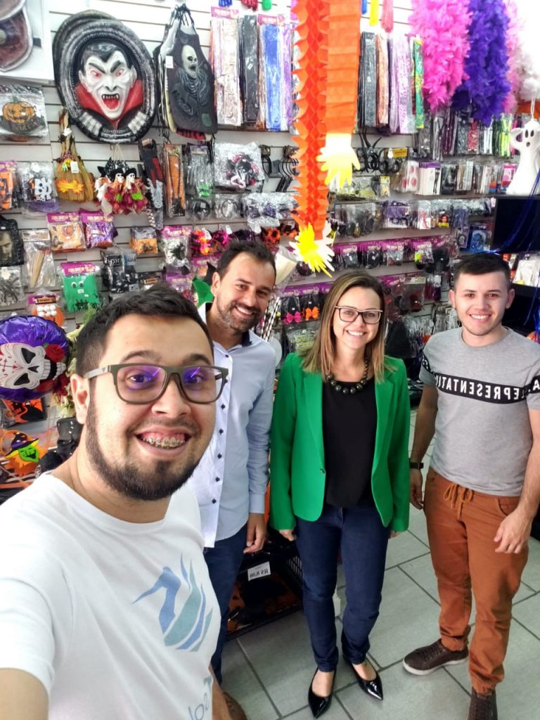 Foto da equipe Badulake, dentro da sua loja, junto com o Mateus da MT Soluções