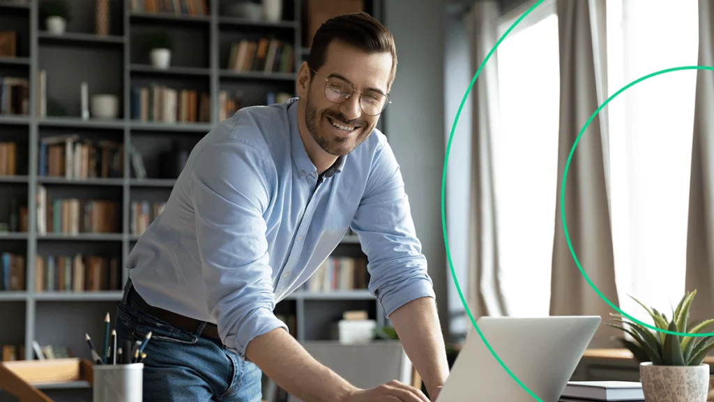 Empreendedor sorrindo para a câmera, contente com a comissão especial e promoção de ads do Carrefour Marketplace