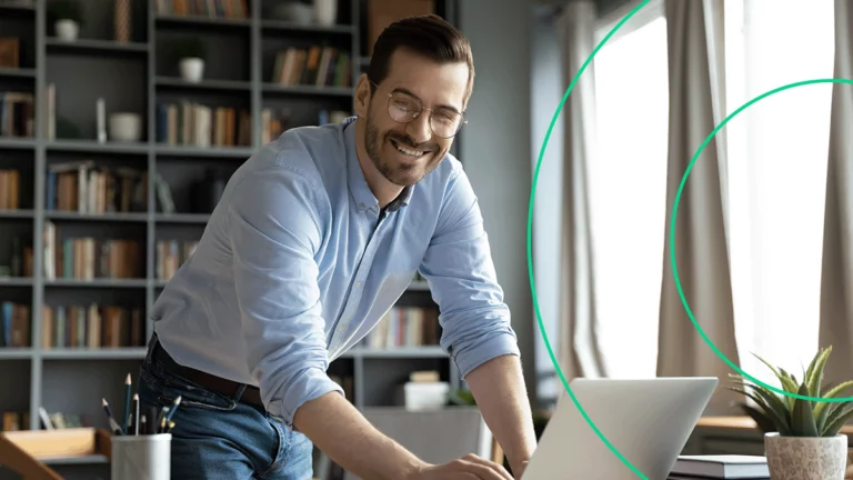 Empreendedor sorrindo para a câmera, contente com a comissão especial e promoção de ads do Carrefour Marketplace