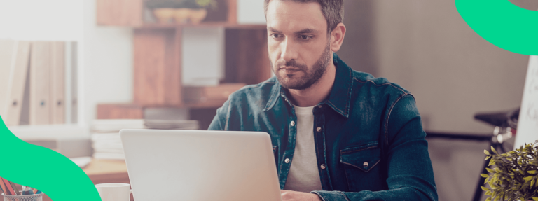 Empreendedor lendo sobre o que é o certificado digital a1 e o a3