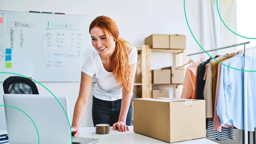 Dona de negócio de e-commerce preparando uma encomenda para ser enviada para o cliente