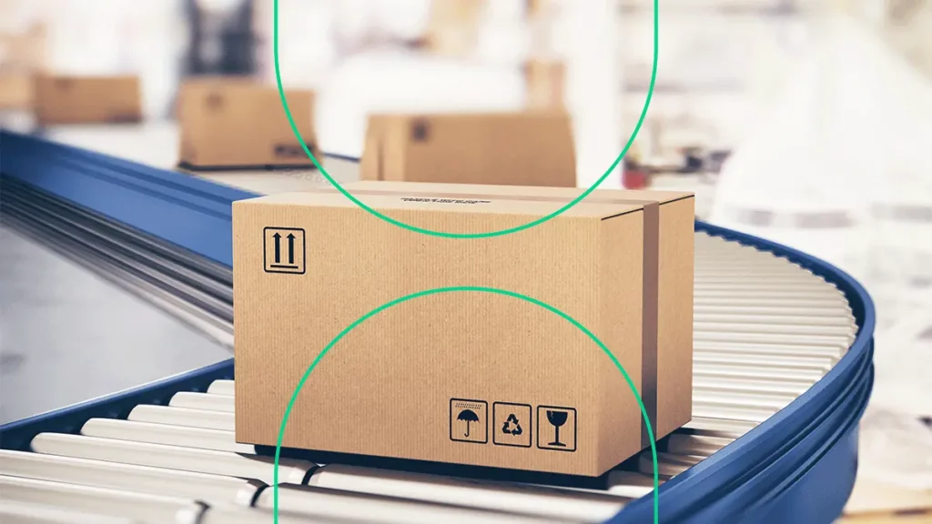 Pacotes para entregas sendo transportados em esteira dentro de um centro de distribuição logística DLog