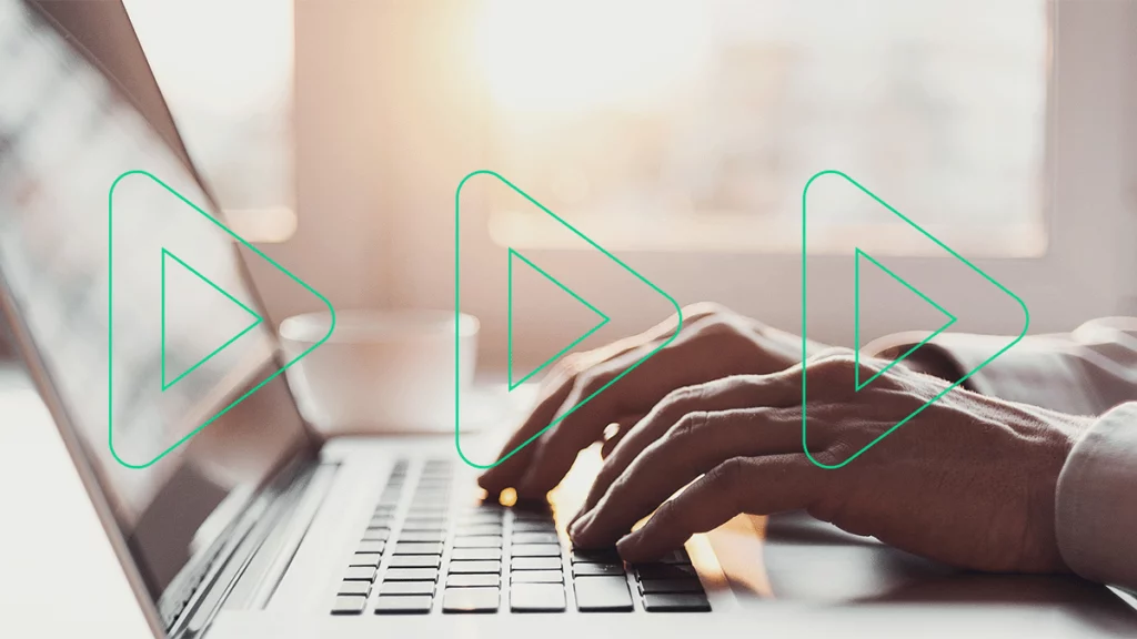 Mãos sobre um notebook, pesquisando informações sobre a LGPD no e-commerce