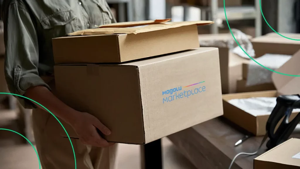 Vendedor separando caixas com o logotipo do Magalu Marketplace para fazer as entregas do Magalu Entregas
