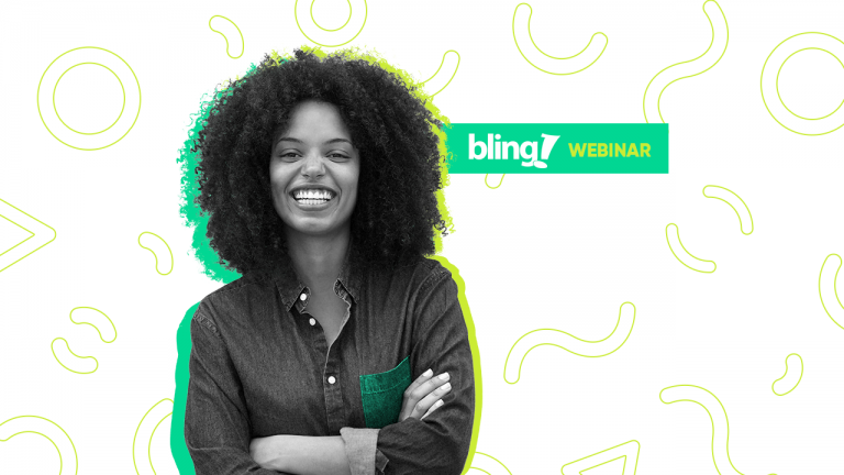 Mulher posando para a foto sorrindo com os braços cruzados, e ao lado dela o logotipo do Bling Webinar